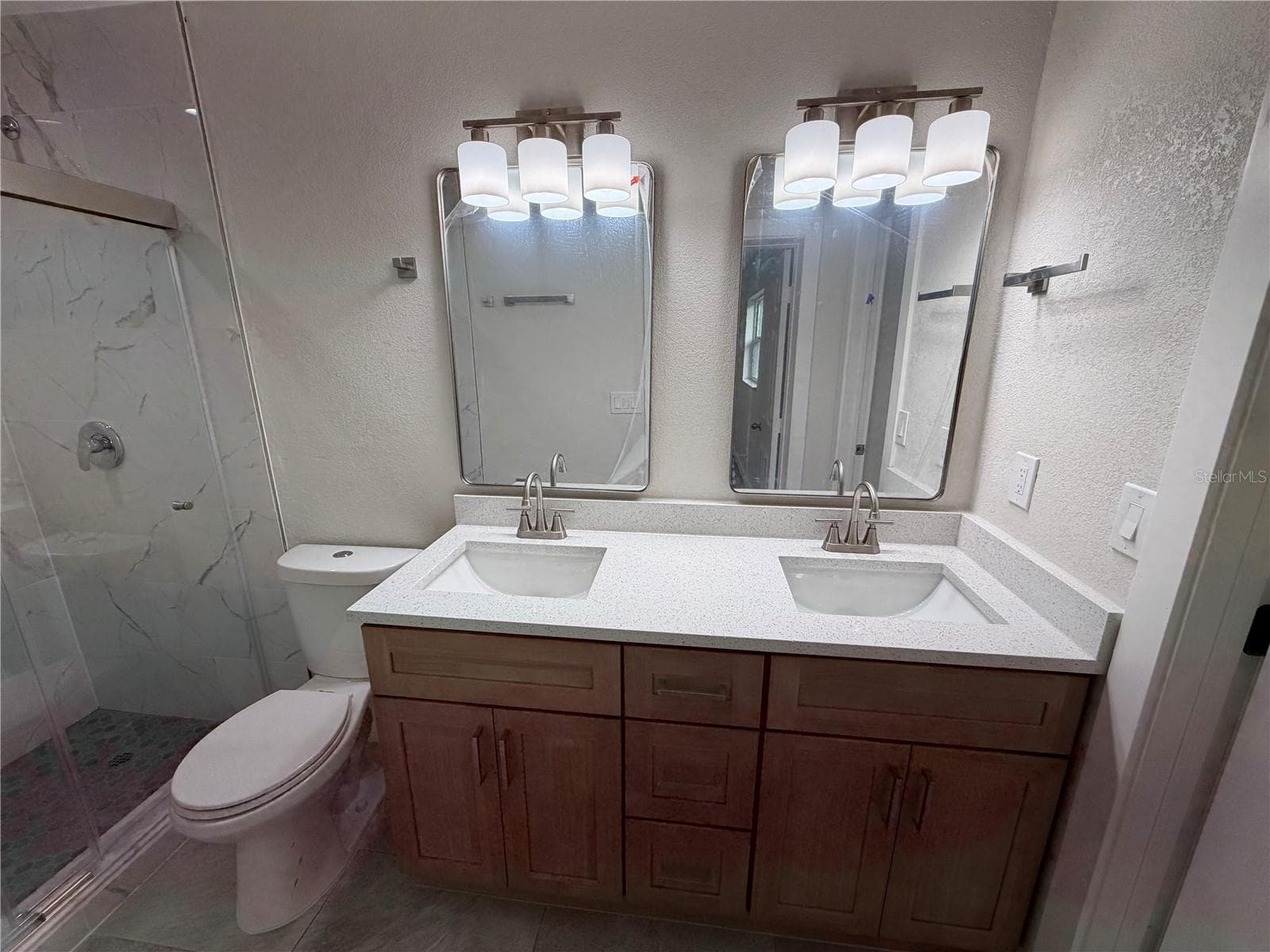 Glass shower - 301 LESESNE ST, KISSIMMEE