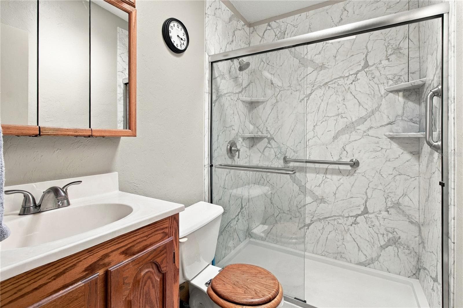 Guest bathroom with updated shower and new custom vanity - 3019 FLORIDA BLVD, BRADENTON
