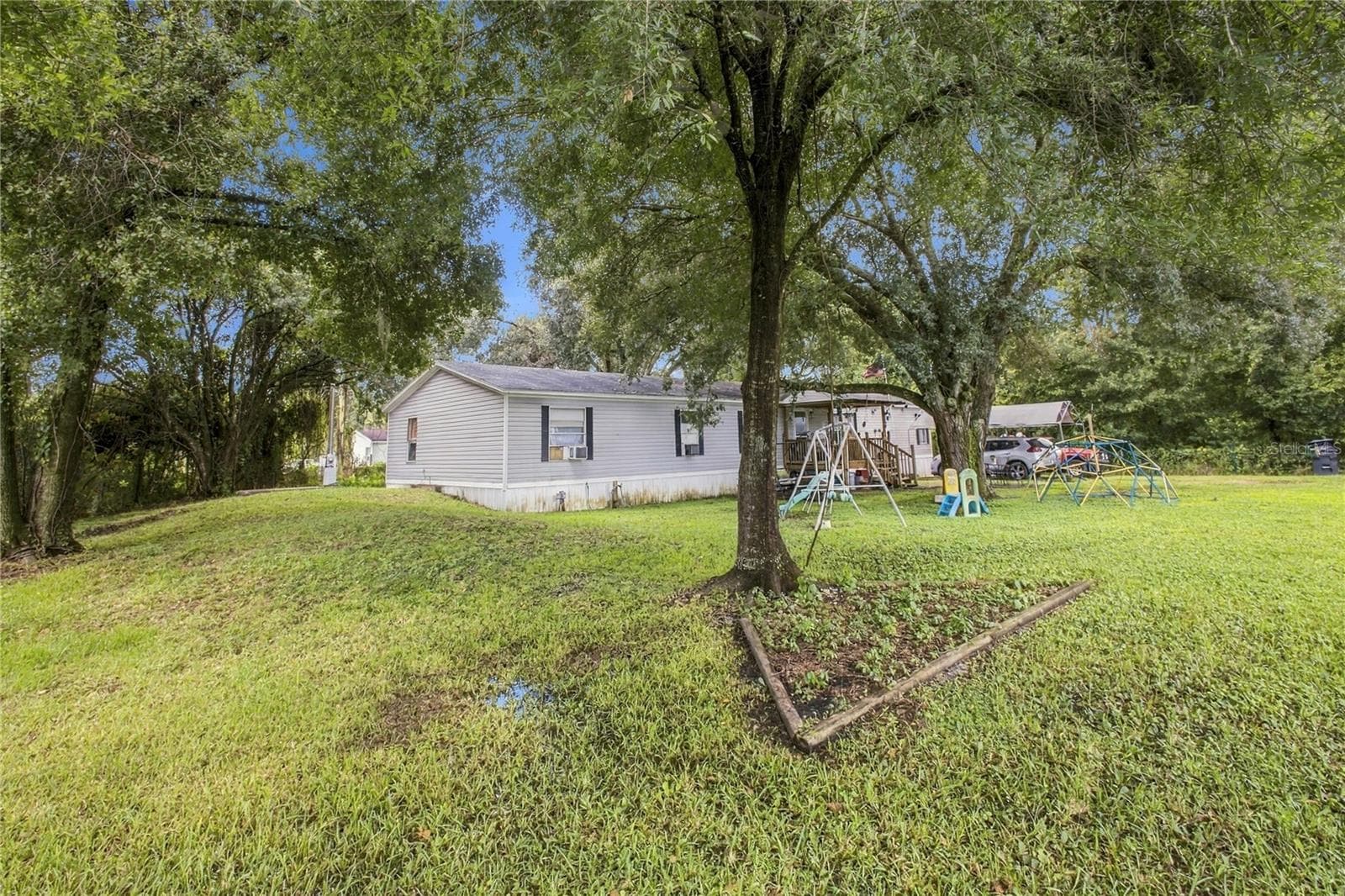 Manufactured Home at 3608 VALLEY TRL, LAKELAND, photo 2 of 33