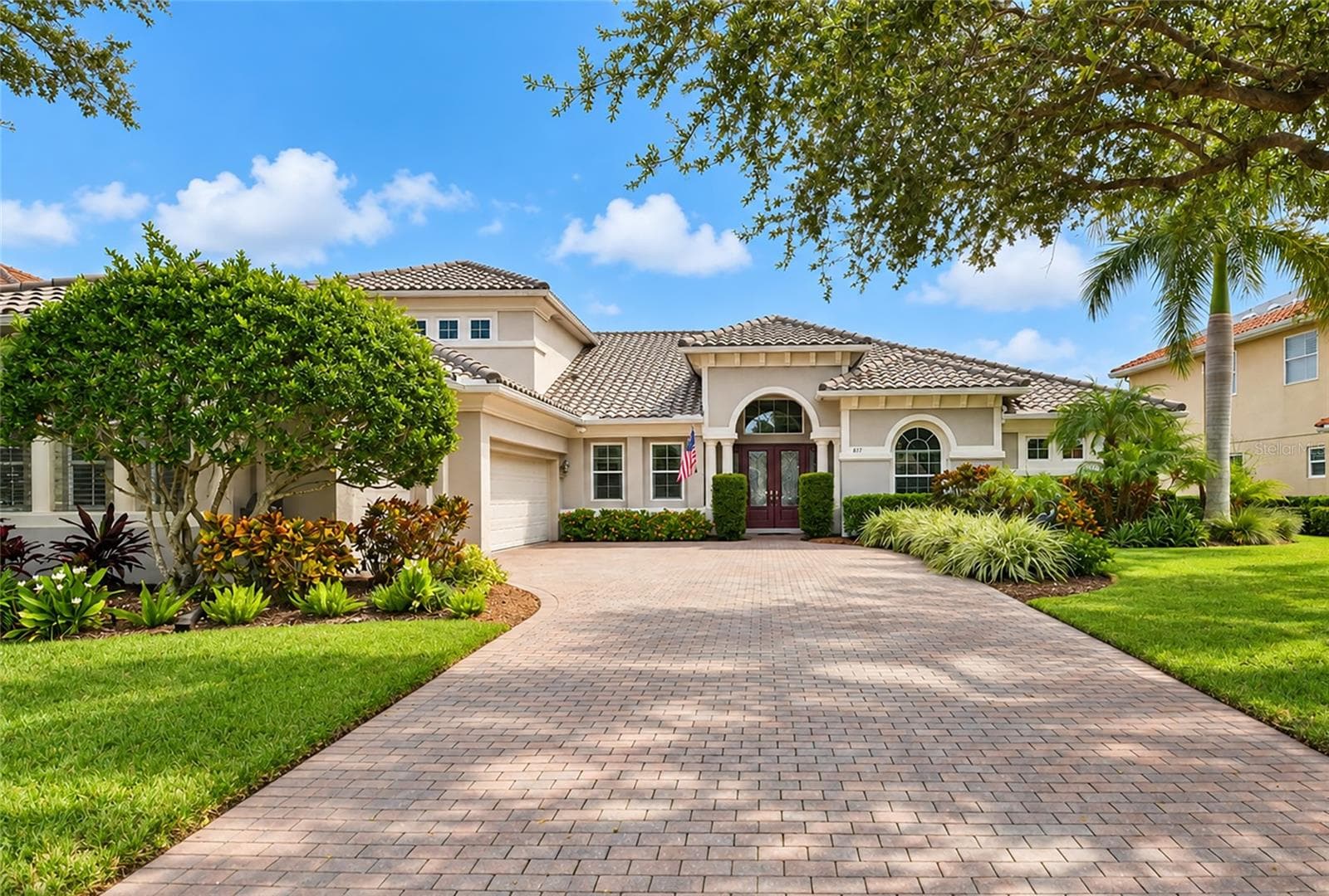 Beautiful curb appeal, new roof, gutters and a long shady brick paver driveway - 817 MARITIME CT, BRADENTON