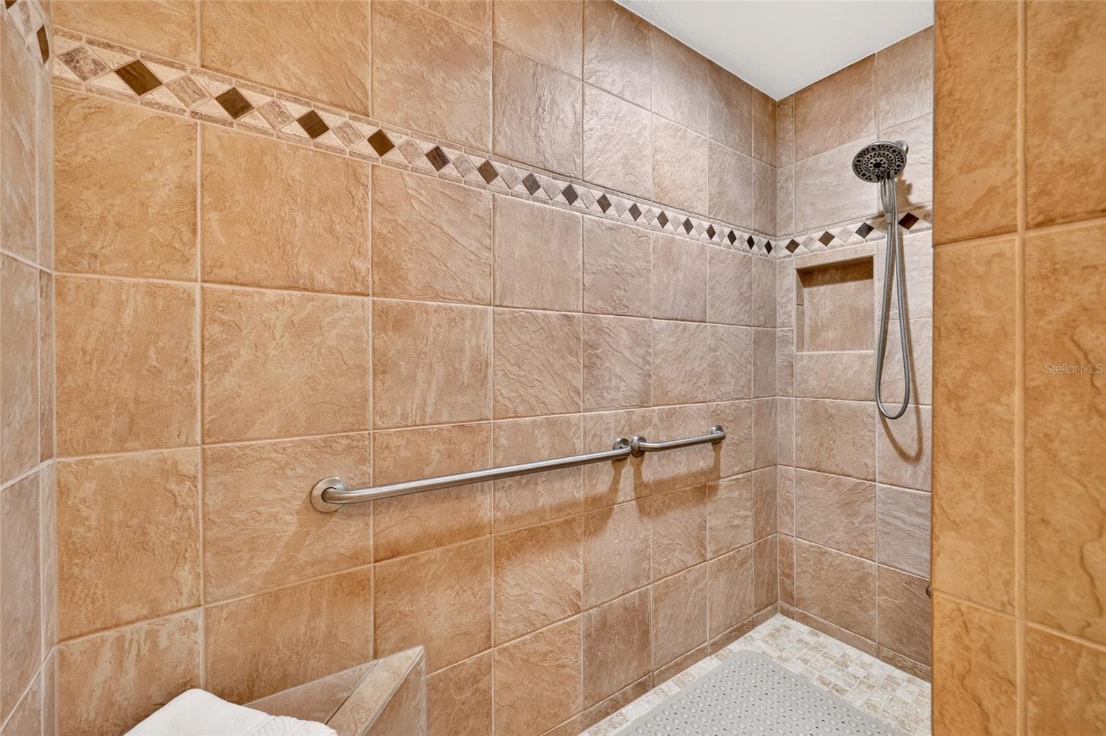 Walk-in Roman Shower with Grab Bars & Bench Seat - 2084 NORDIC LN, THE VILLAGES