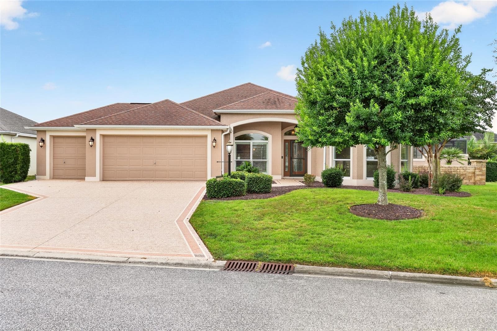 Beautiful Gardenia Pool Home on Corner Lot - 2084 NORDIC LN, THE VILLAGES