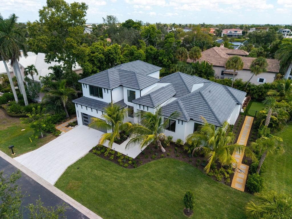 Beautifully landscaped grounds with lush tropical plantings and a complete irrigation system. - 3360 BAYOU SOUND, LONGBOAT KEY