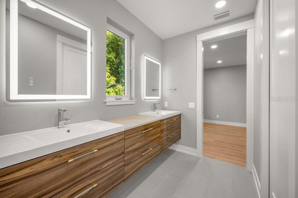 Jack/Jill en suite features double sinks and walk in shower. - 3360 BAYOU SOUND, LONGBOAT KEY