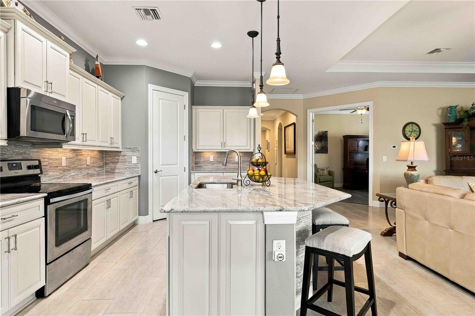 Single Family Residence at 23739 WAVERLY CIR, VENICE, photo 11 of 85