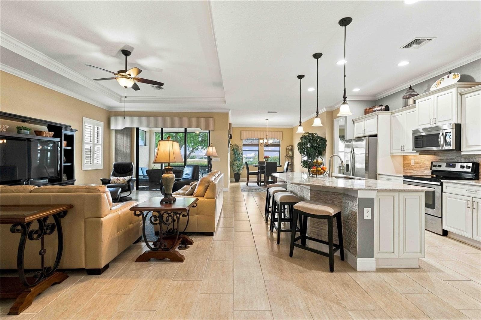 Single Family Residence at 23739 WAVERLY CIR, VENICE, photo 10 of 85