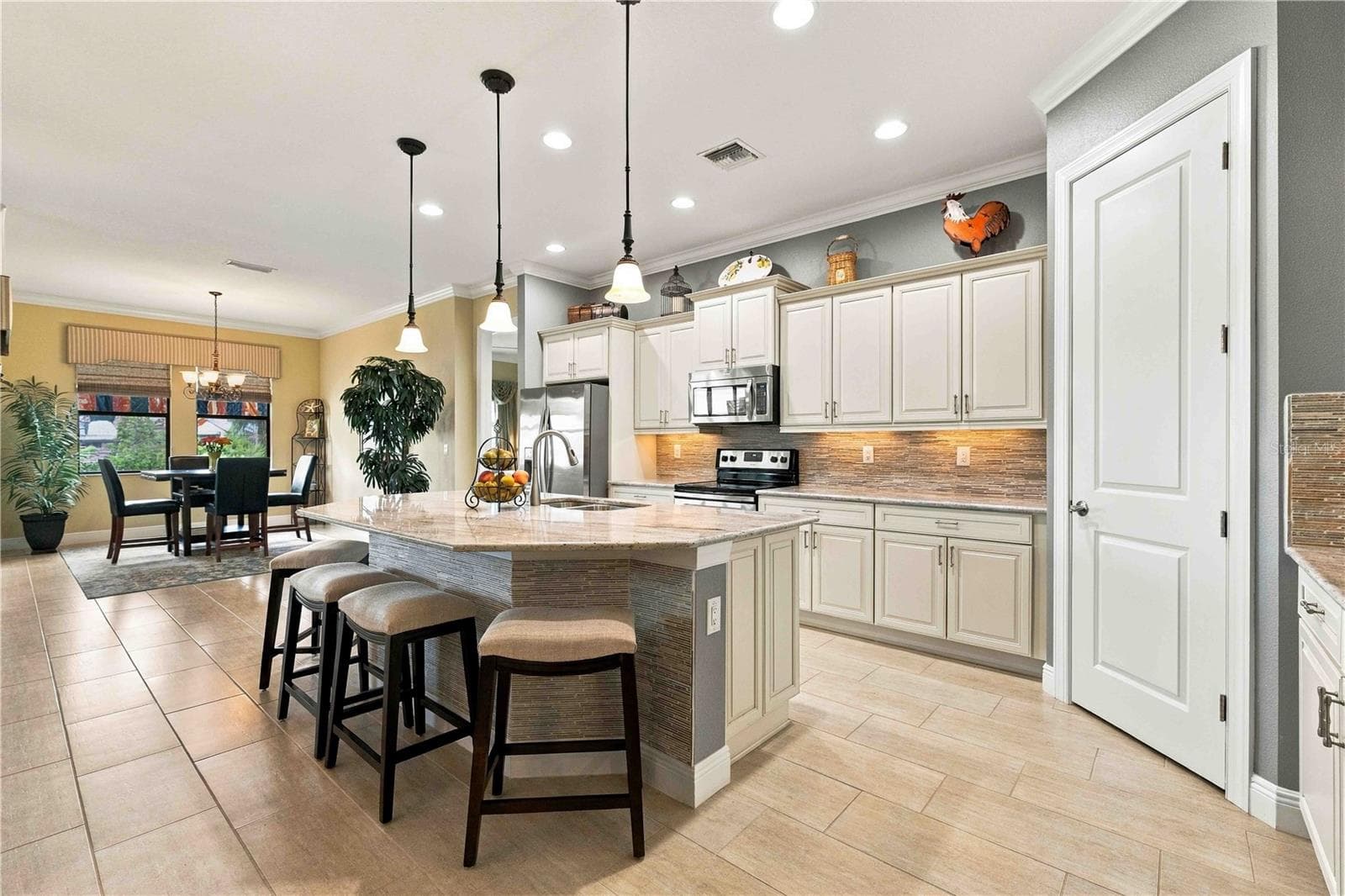 Single Family Residence at 23739 WAVERLY CIR, VENICE, photo 9 of 85