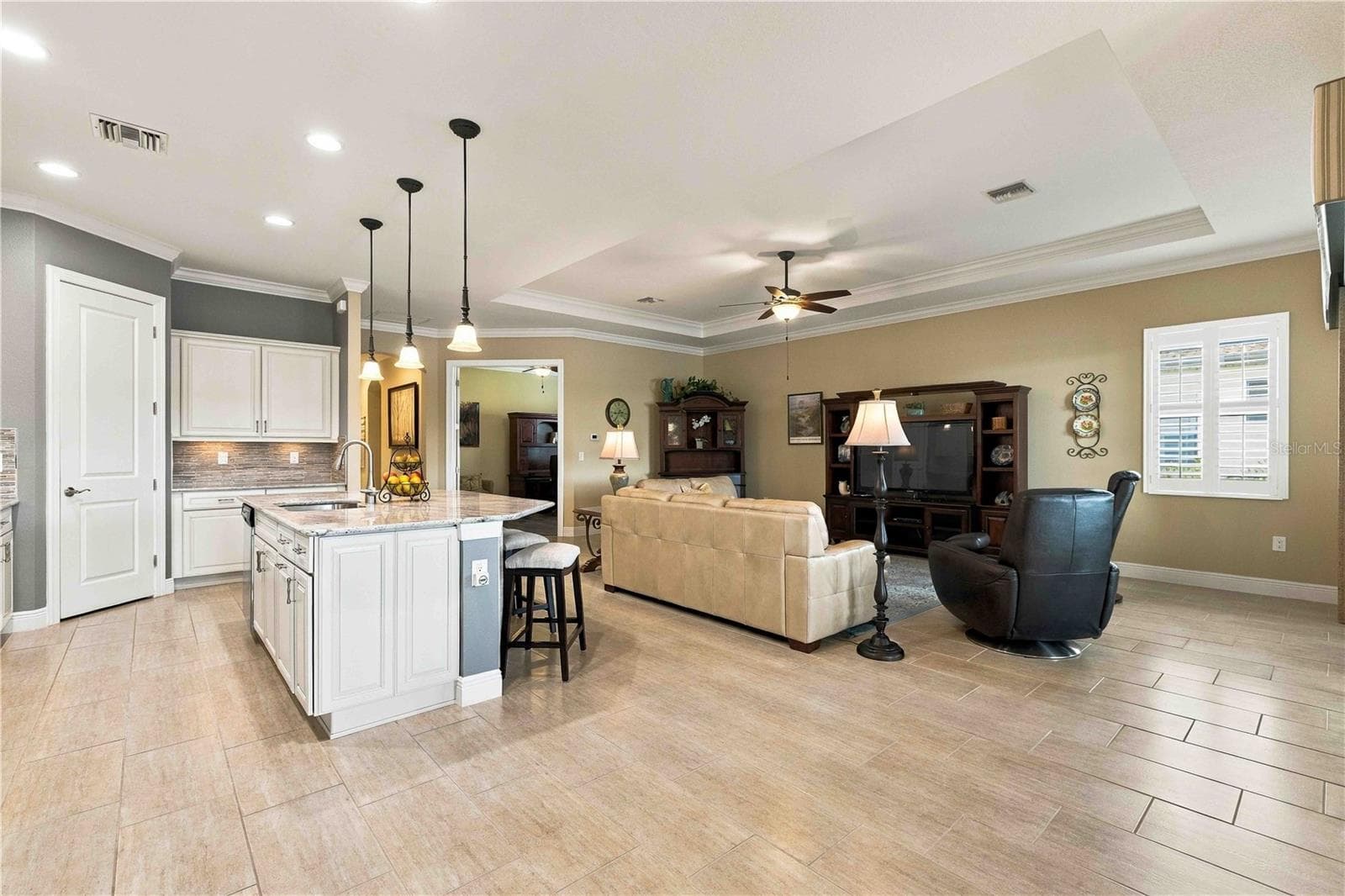 Single Family Residence at 23739 WAVERLY CIR, VENICE, photo 8 of 85