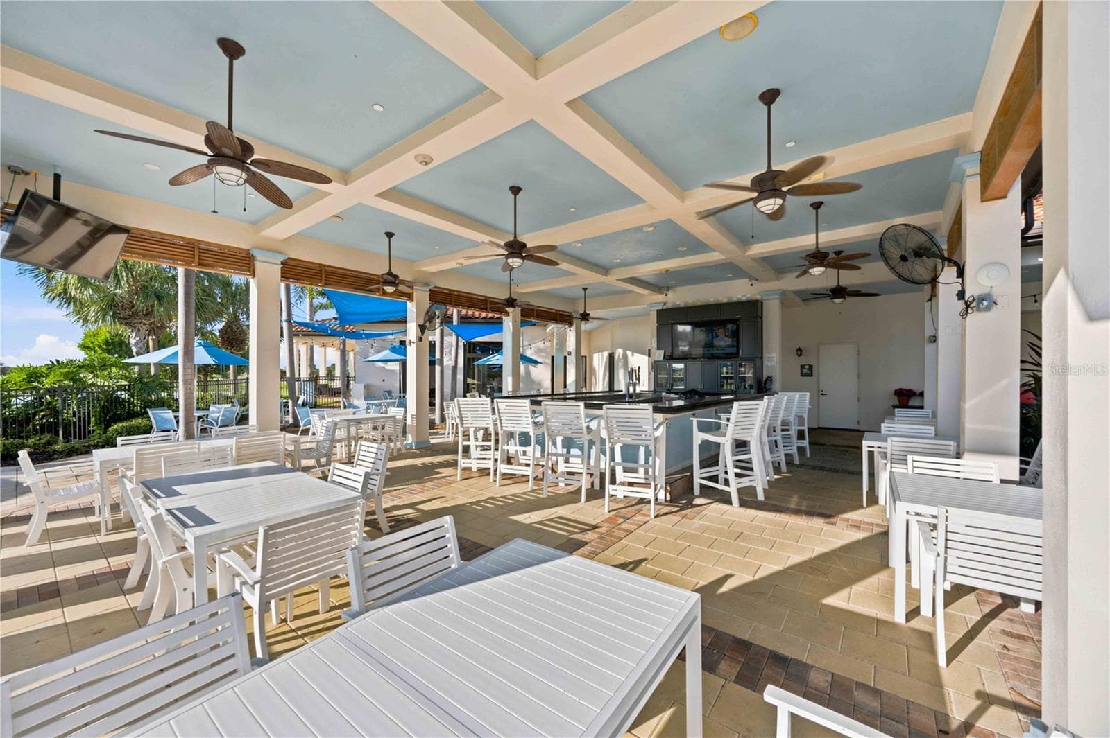 Outside dining - 23739 WAVERLY CIR, VENICE