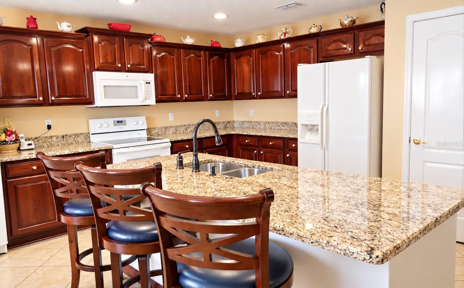 Kitchen island - 4408 ARUBA BLVD, CLERMONT