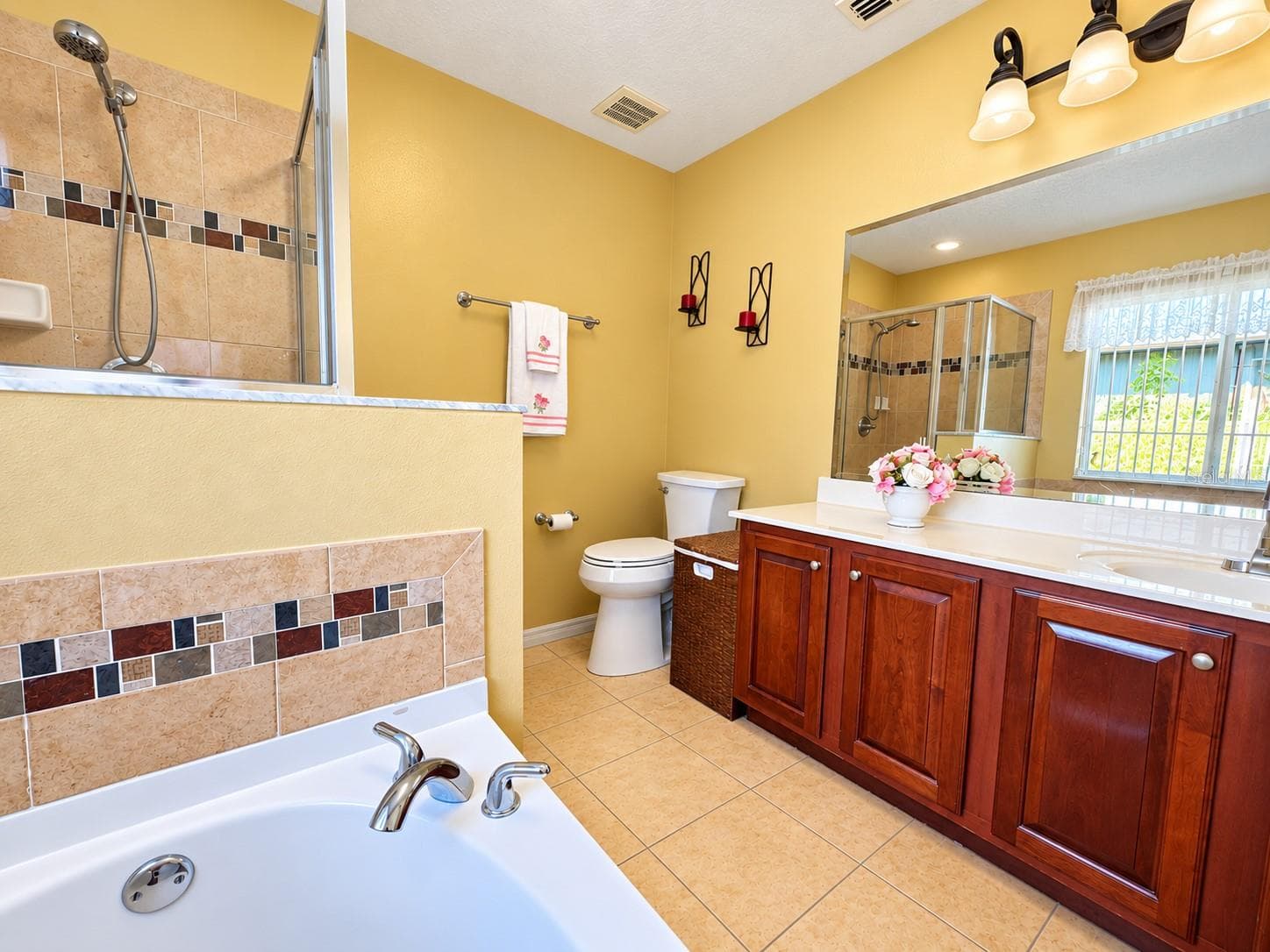 Primary En-Suite Bath with Garden Tub and Window - 4408 ARUBA BLVD, CLERMONT