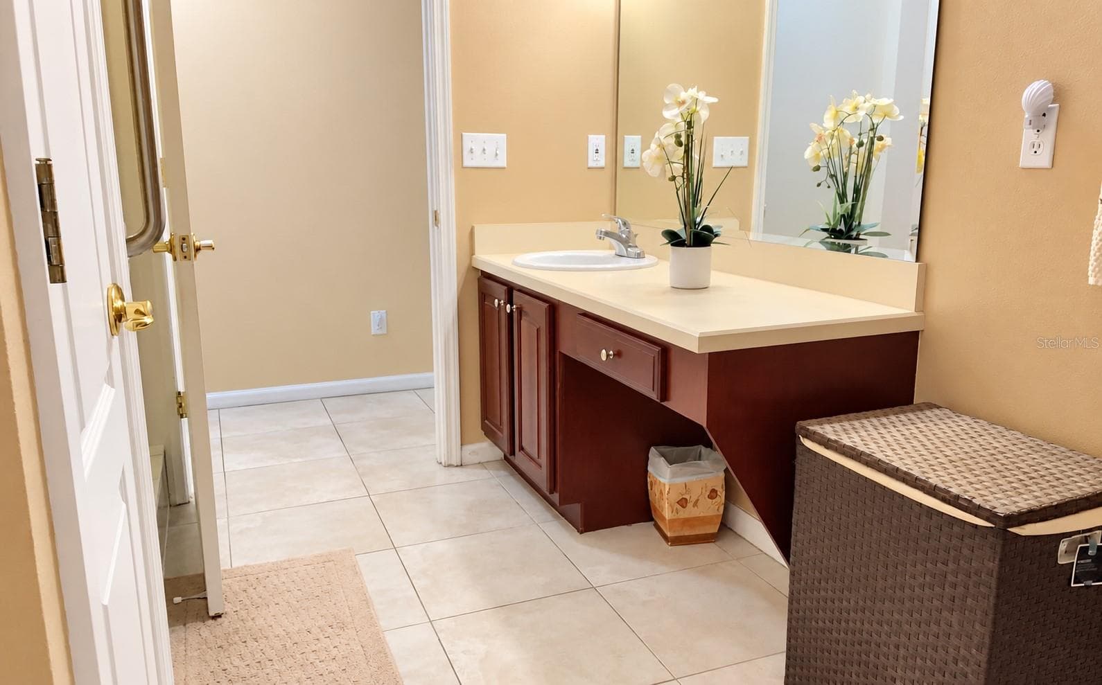 Bath 2 – Makeup chair space - 4408 ARUBA BLVD, CLERMONT