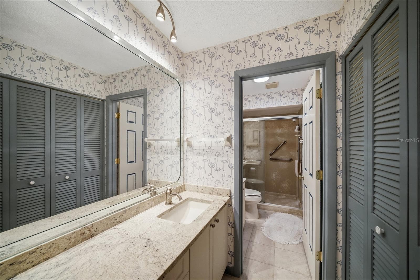Primary bathroom with double vanity - 3266 SANDLEHEATH #51, SARASOTA