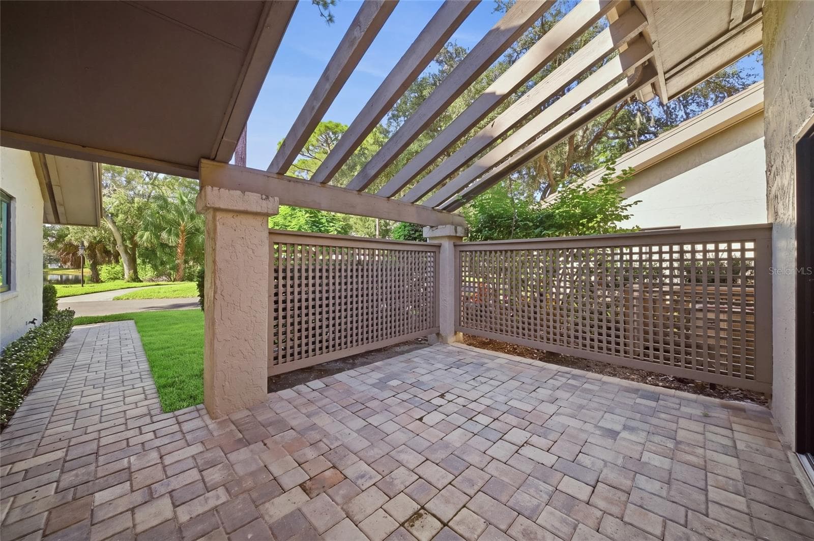 Front courtyard space - 3266 SANDLEHEATH #51, SARASOTA