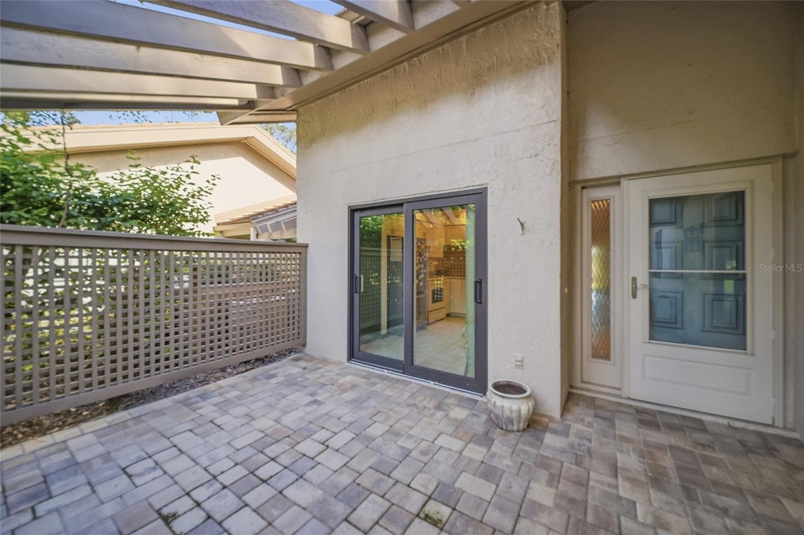 Front courtyard space with Sliding Glass Door to kitchen - 3266 SANDLEHEATH #51, SARASOTA