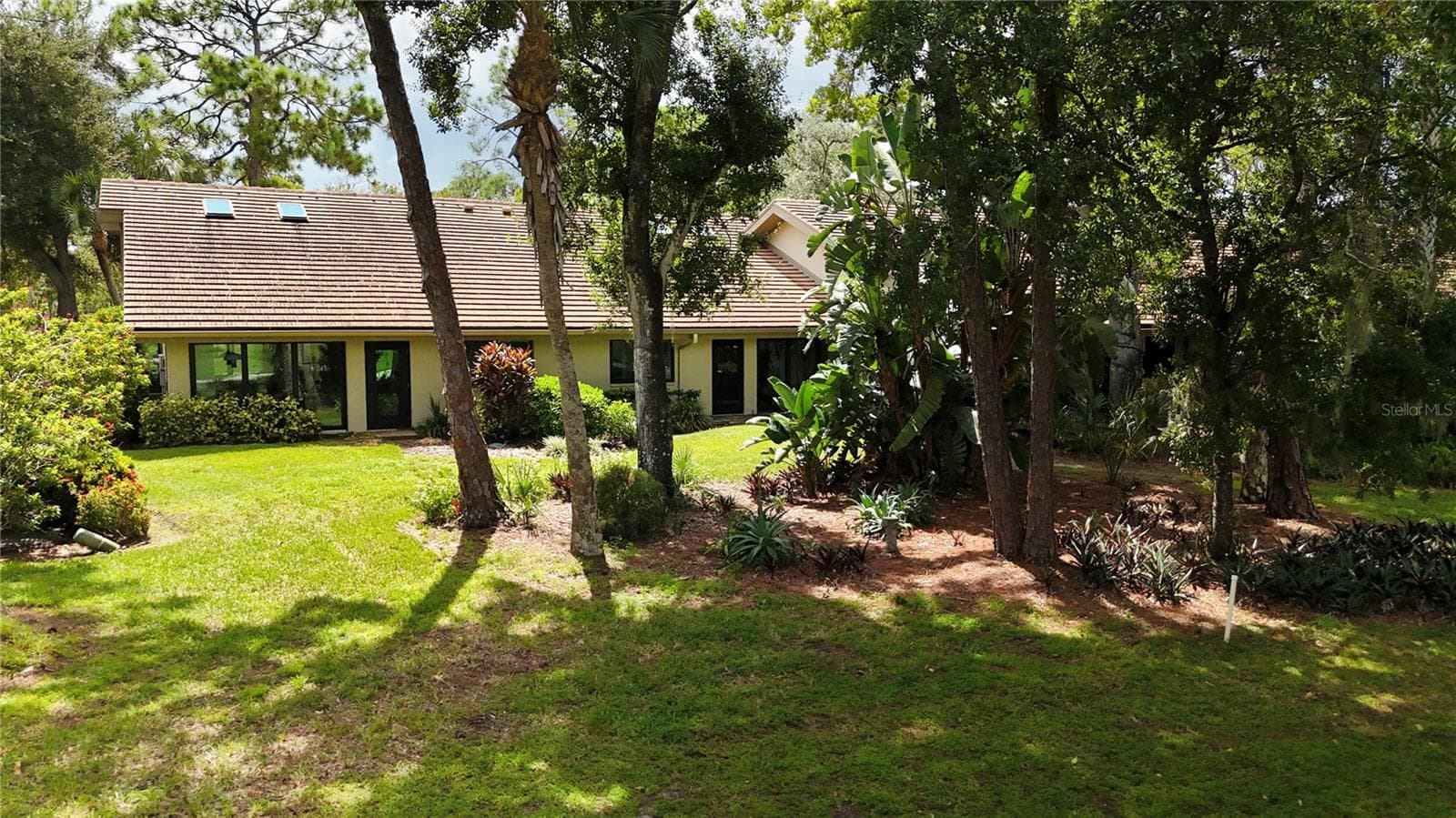 Spacious backyard with mature landscape - 3266 SANDLEHEATH #51, SARASOTA