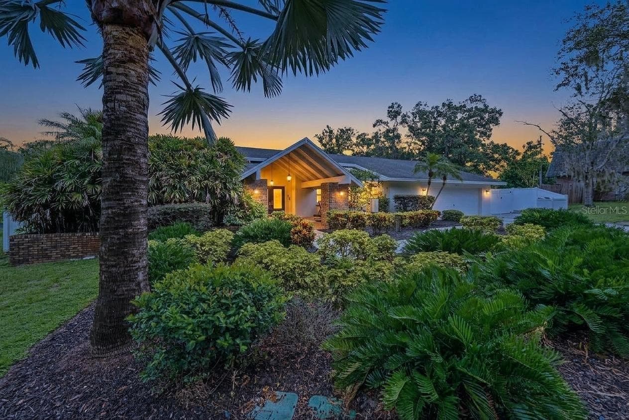 921 COLLEGE HILL DR