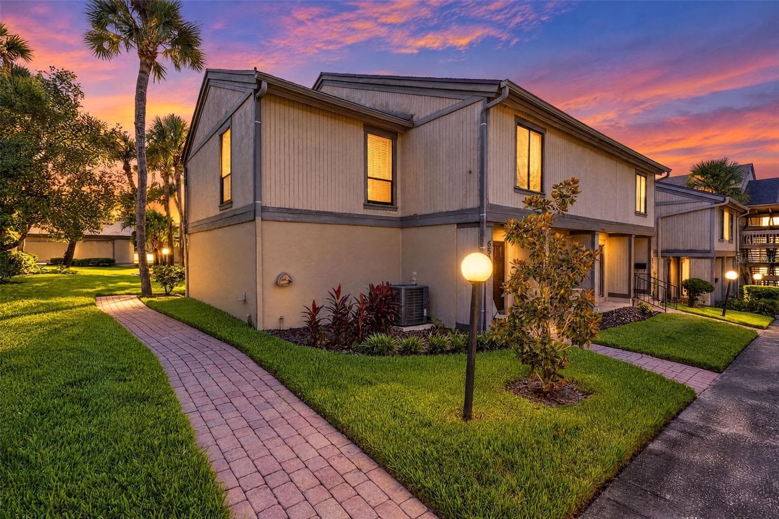 658 LAKE VILLAS DR