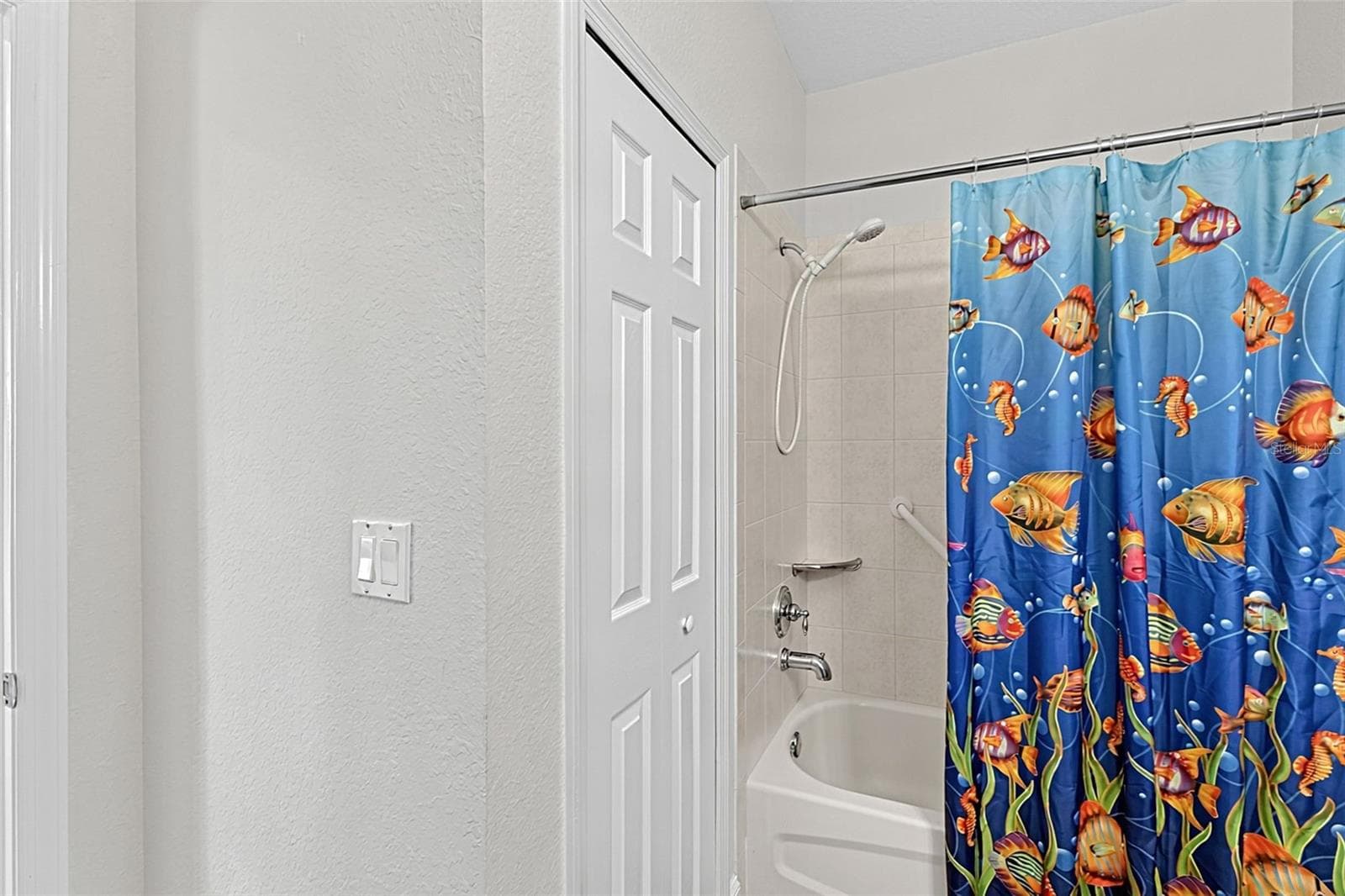 Tub and Shoer. Built in Linen Closet - 101 NATURES WAY #1307, ROTONDA WEST