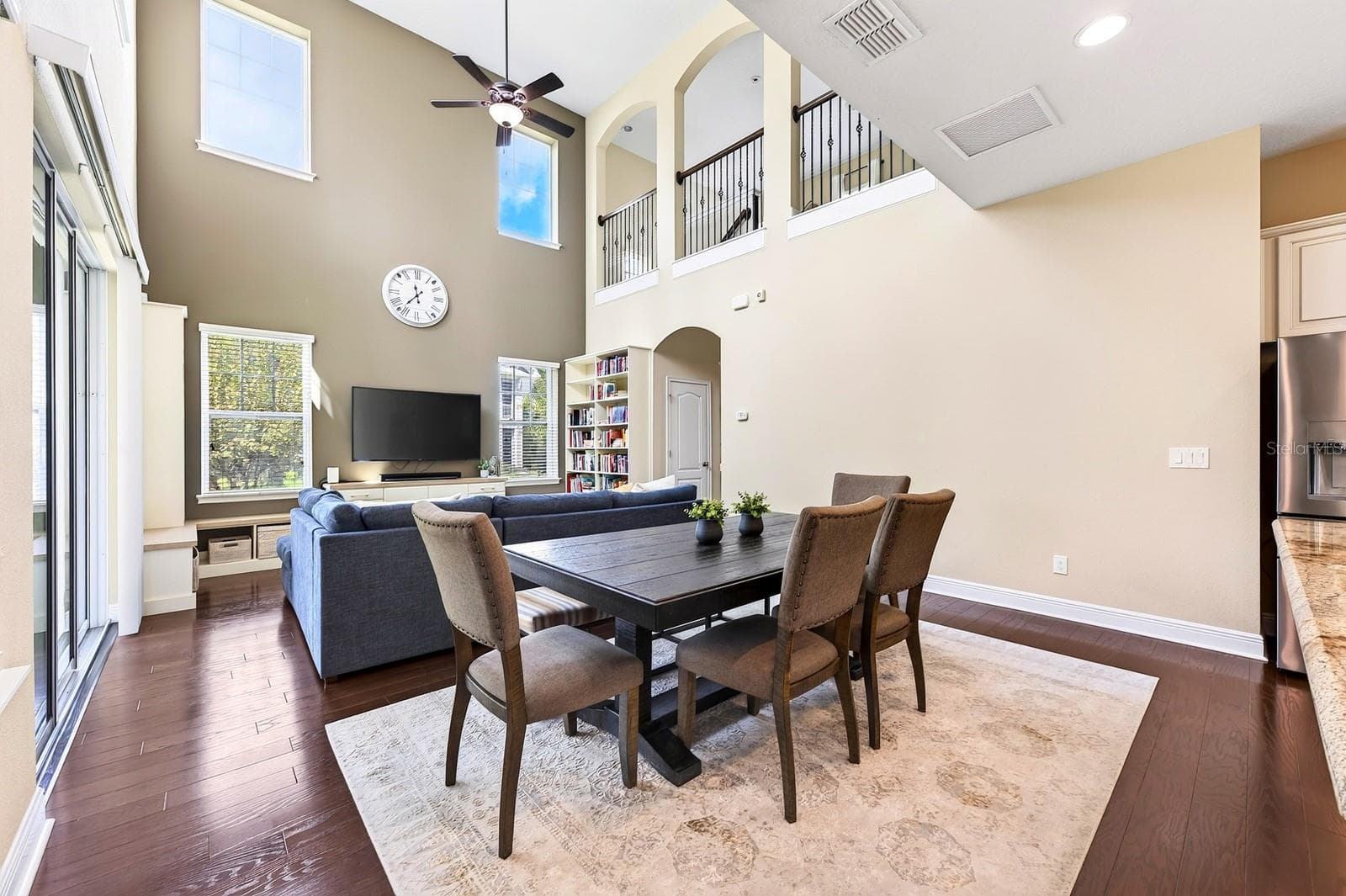 Soaring ceilings allow the naturual light to pour in. - 9024 NEHER ST, ORLANDO