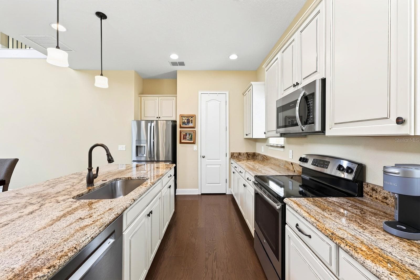 Stainless steel applianes, ample cabinet space, sleek countertops, pantry storage. - 9024 NEHER ST, ORLANDO