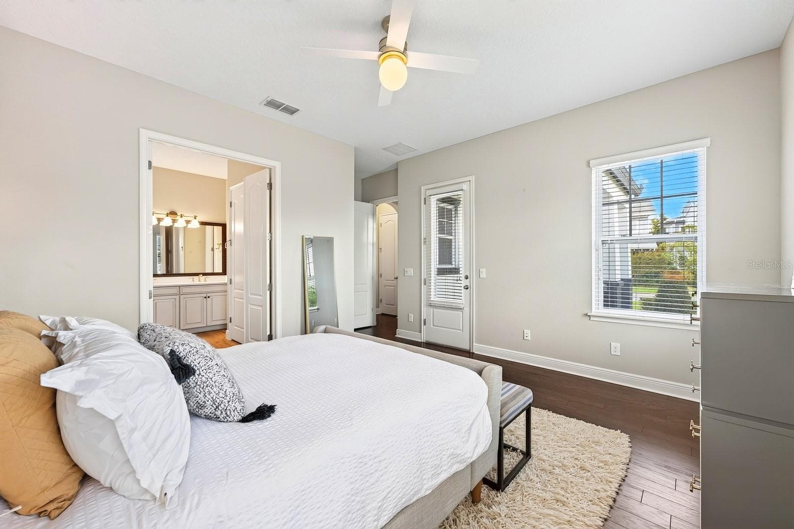 Light and bright main floor primary suite. - 9024 NEHER ST, ORLANDO