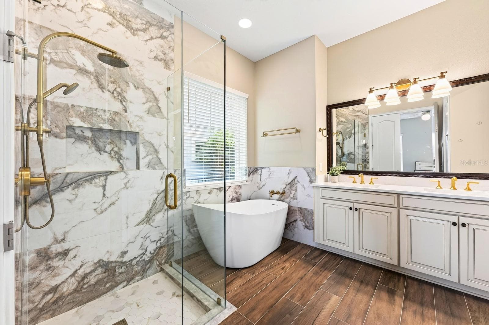 Primary en-suite bath. - 9024 NEHER ST, ORLANDO