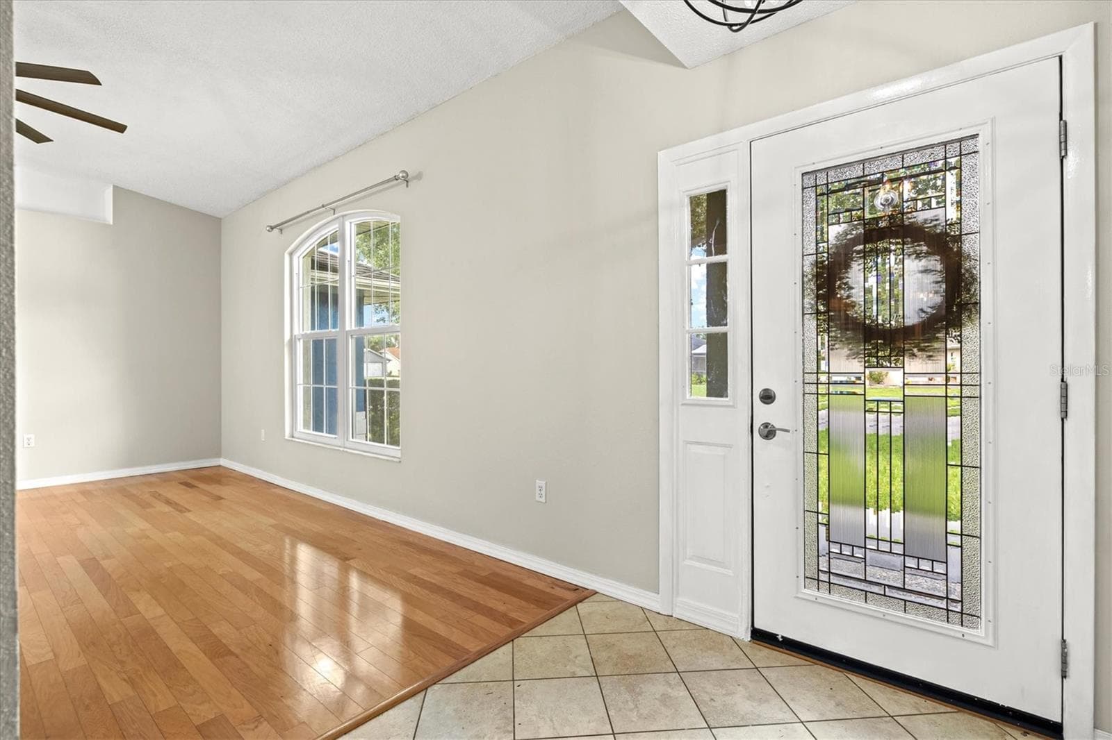 Entry and living room - 7129 QUEEN PALM CIR, SARASOTA