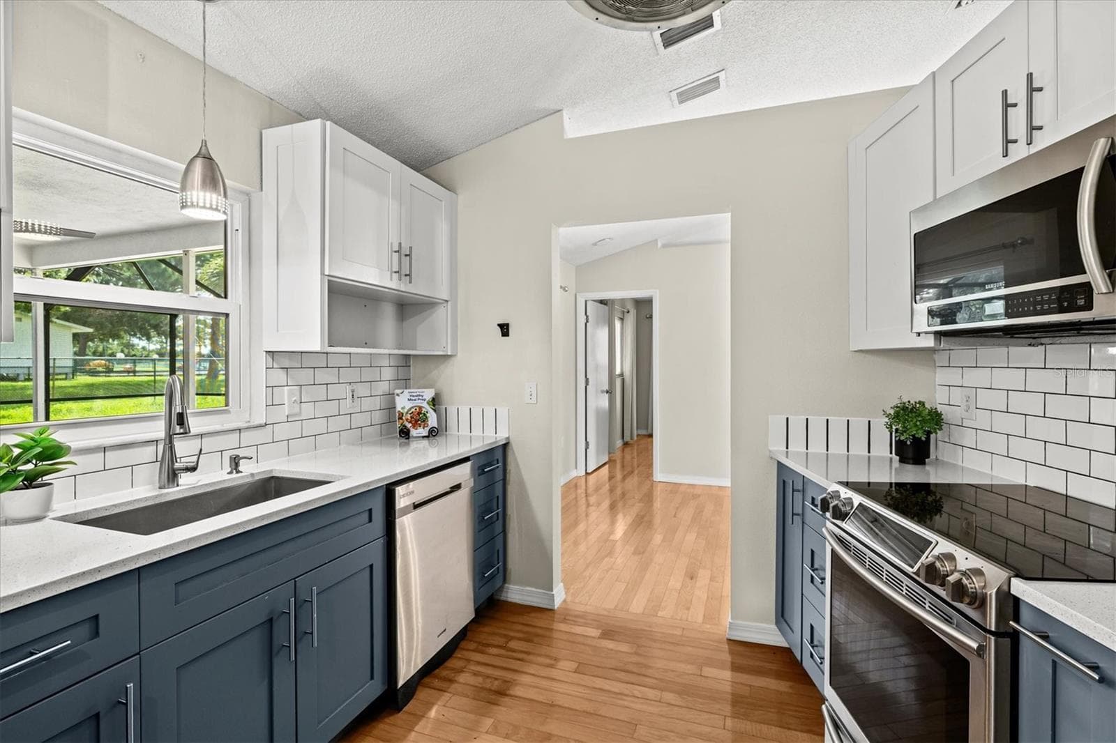 Single Family Residence at 7129 QUEEN PALM CIR, SARASOTA, photo 19 of 47