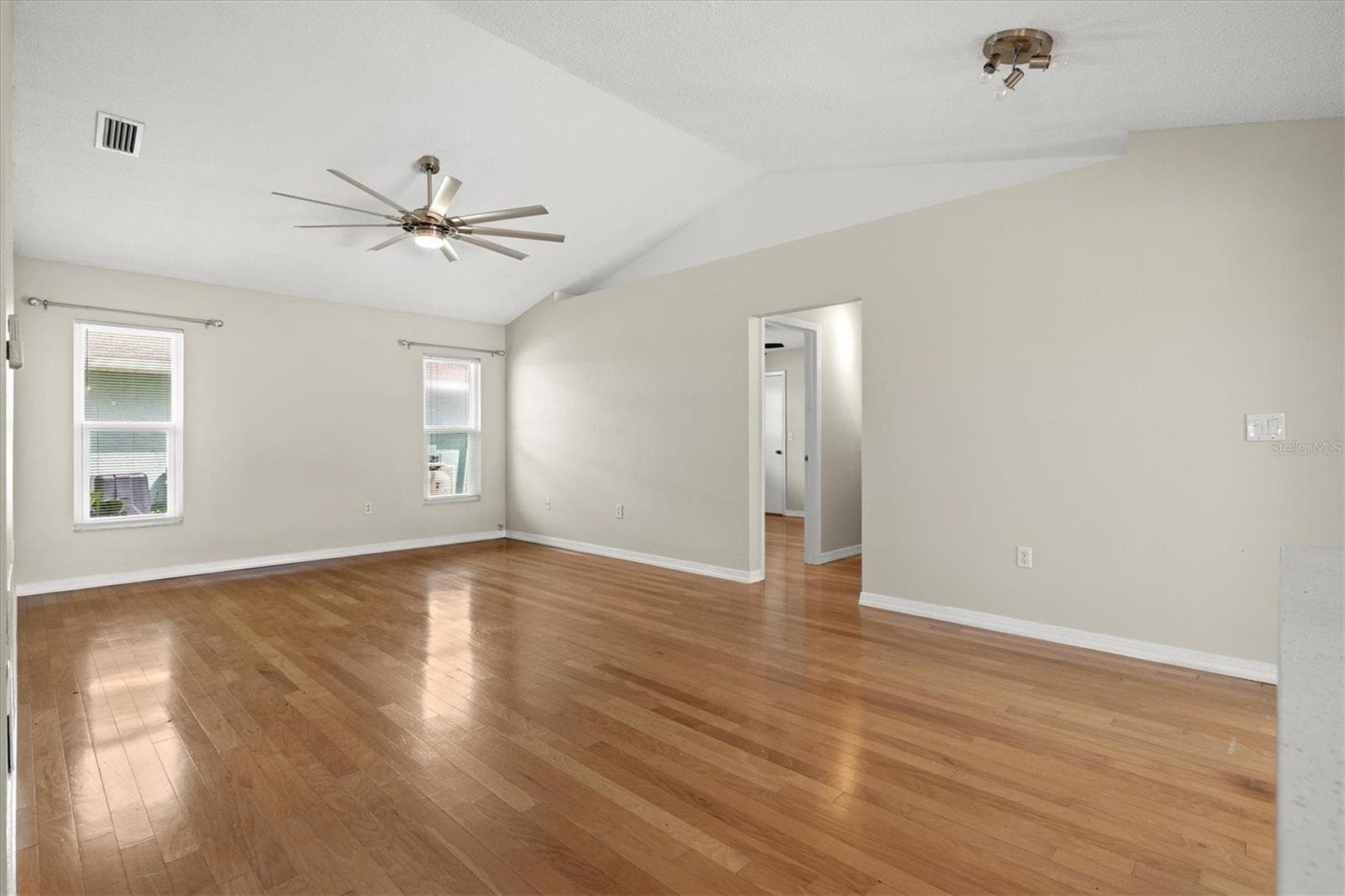 Family room with vaulted ceiling - 7129 QUEEN PALM CIR, SARASOTA