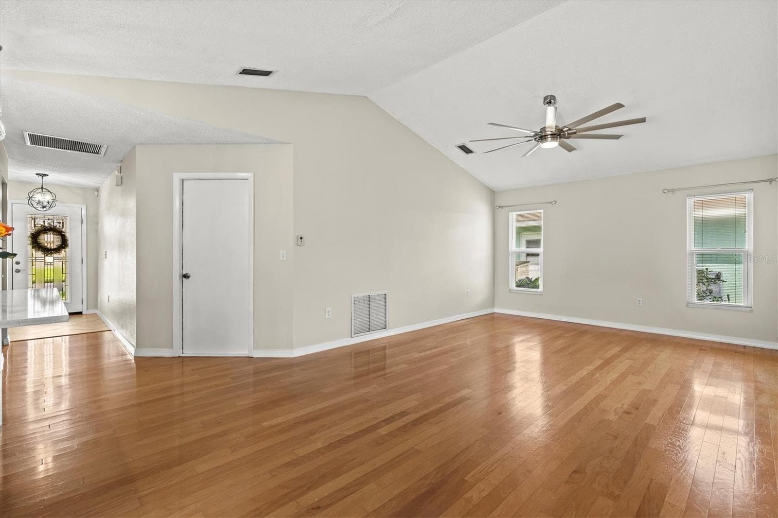 Family room with vaulted ceiling - 7129 QUEEN PALM CIR, SARASOTA