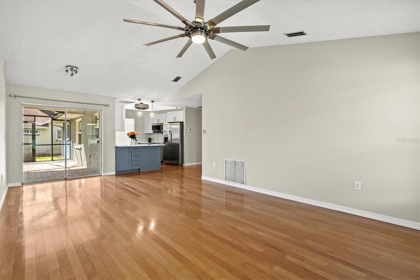 Family room with vaulted ceiling - 7129 QUEEN PALM CIR, SARASOTA