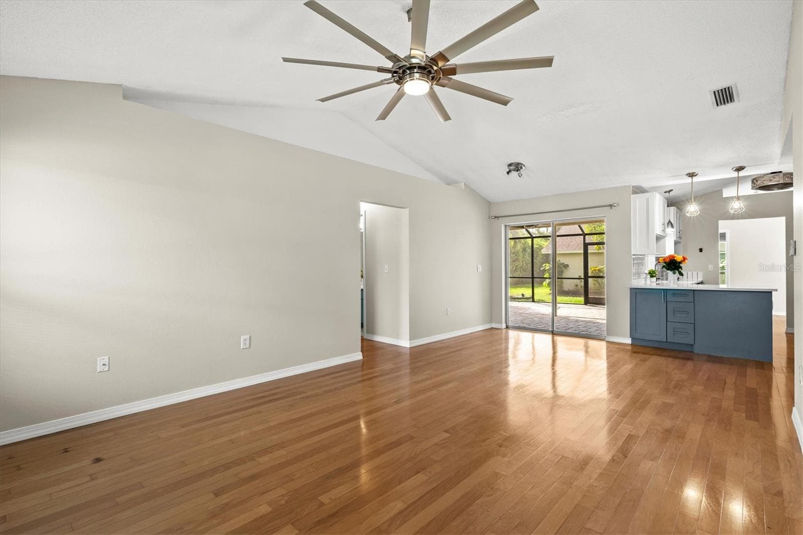 Family room with vaulted ceiling - 7129 QUEEN PALM CIR, SARASOTA