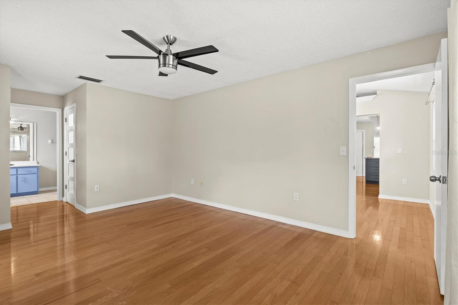 Primary bedroom - 7129 QUEEN PALM CIR, SARASOTA