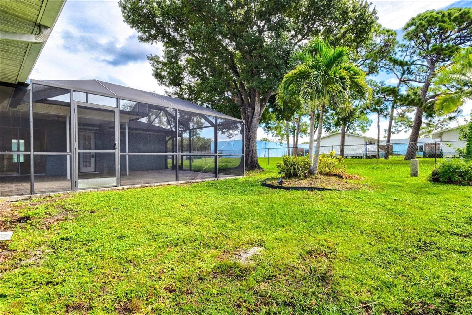 Lanai and south yard - 7129 QUEEN PALM CIR, SARASOTA