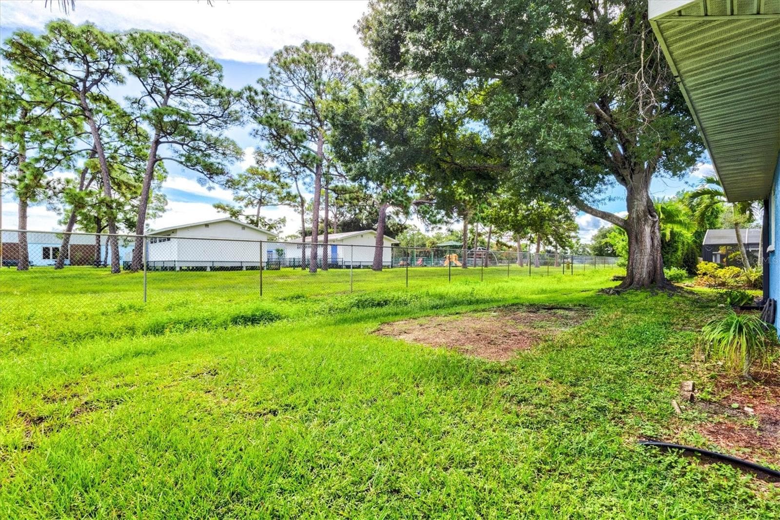 East yard - 7129 QUEEN PALM CIR, SARASOTA