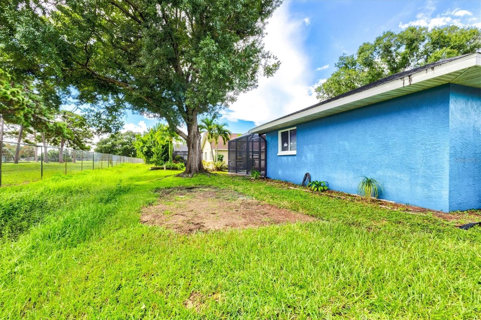 East yard - 7129 QUEEN PALM CIR, SARASOTA