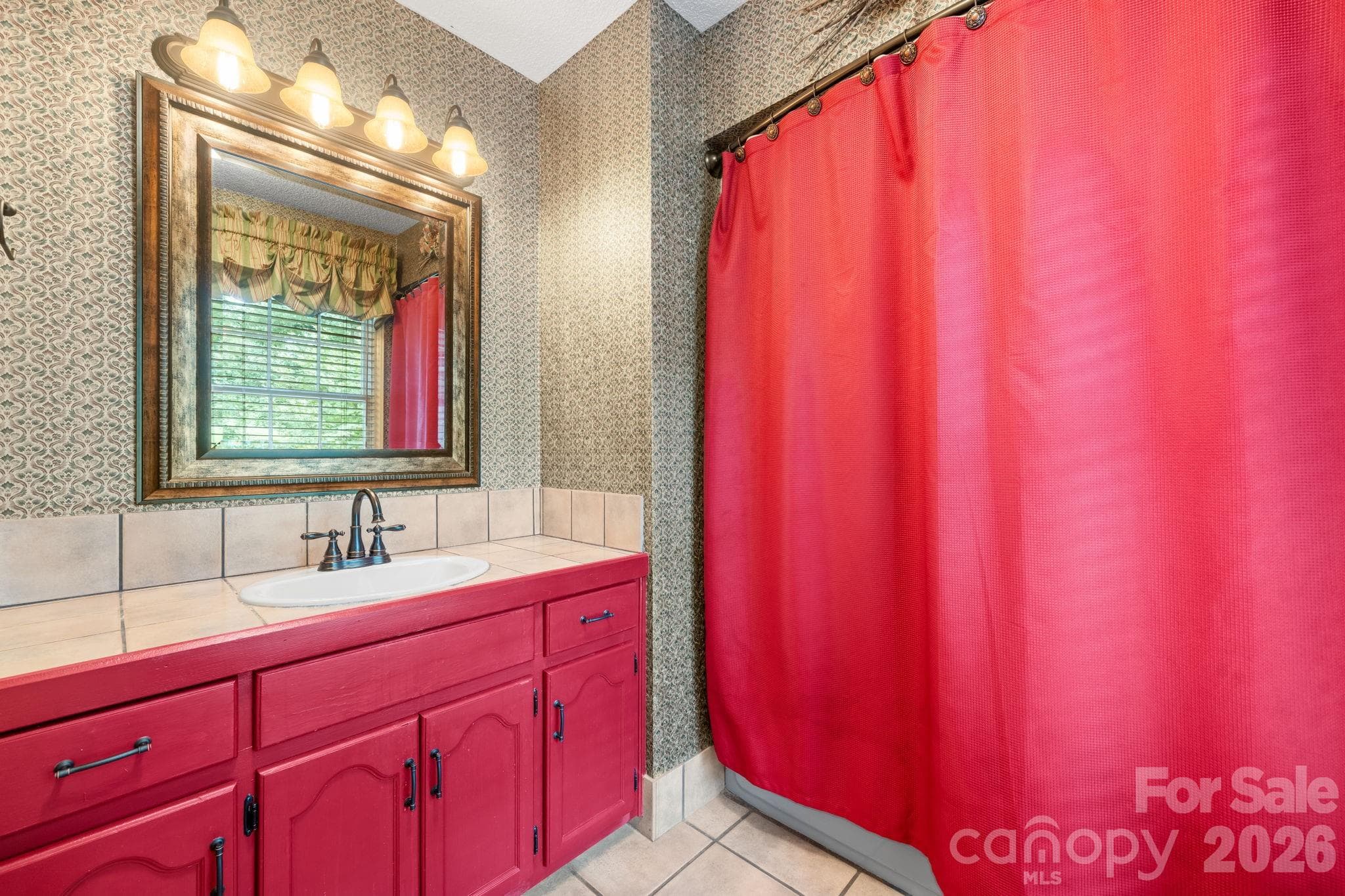upstairs full bathroom in primary suite - 3110 Ninth Tee Drive, Newton