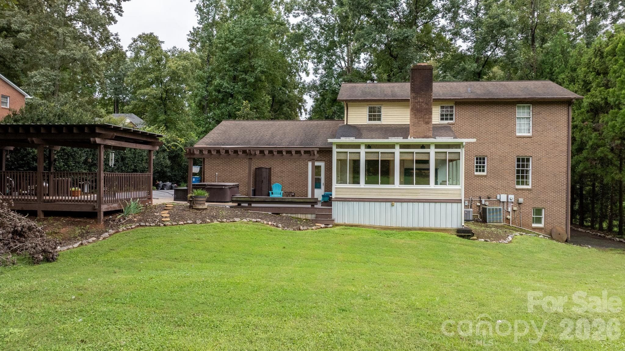 large flat private backyard - 3110 Ninth Tee Drive, Newton