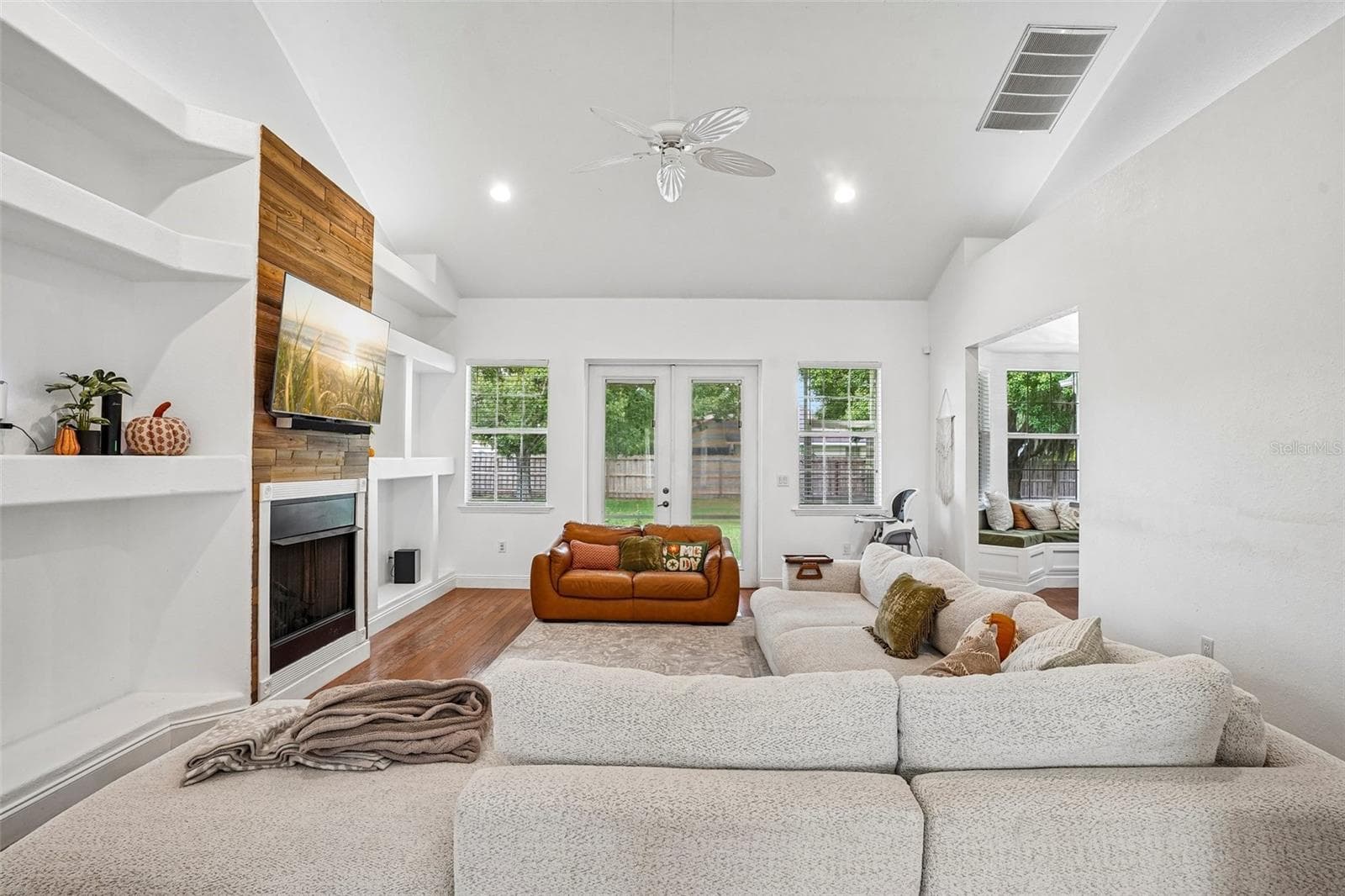 fabulous and big family room - 10540 SE 42ND TER, BELLEVIEW
