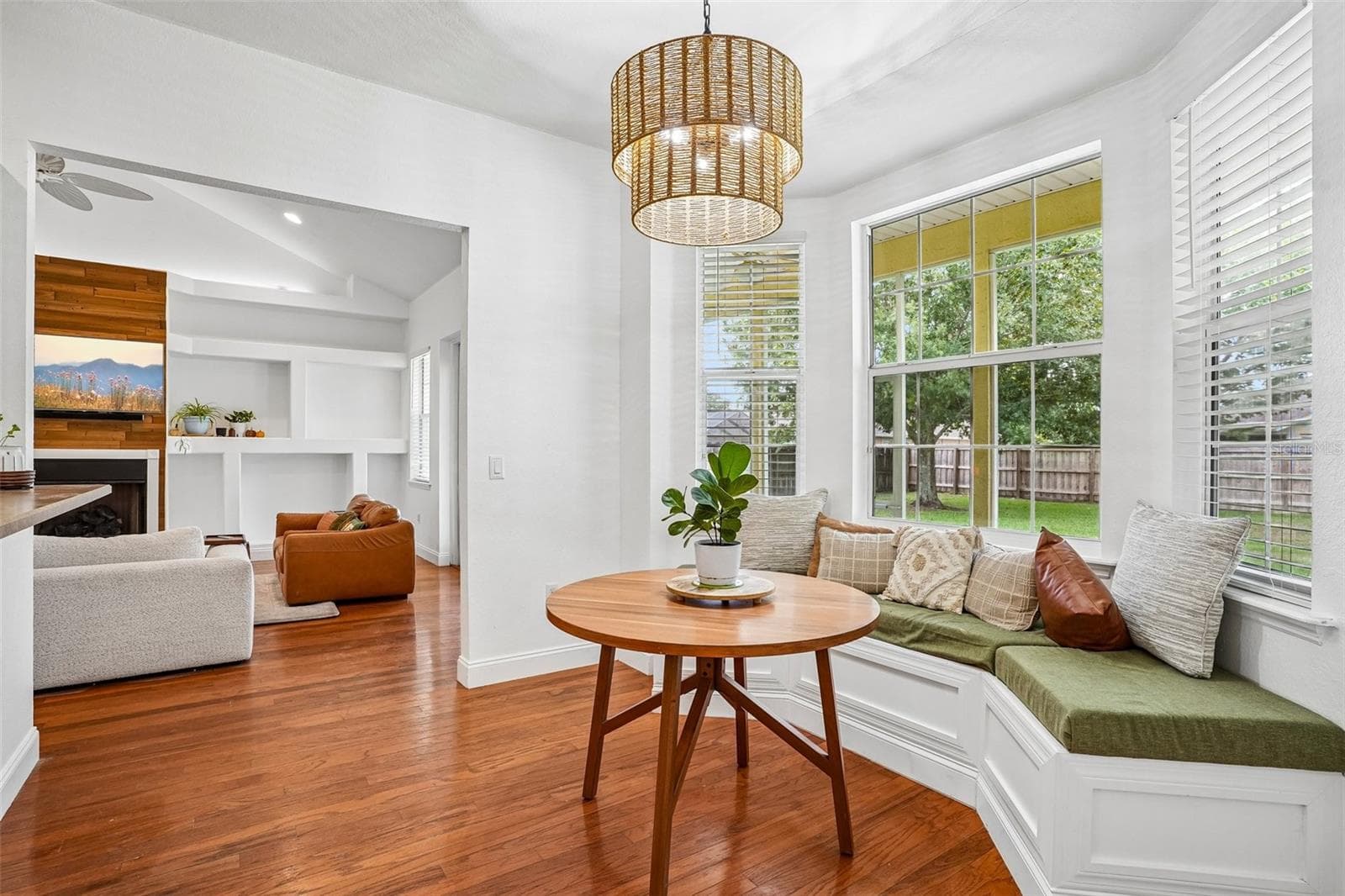 breakfast nook with built in bench - 10540 SE 42ND TER, BELLEVIEW
