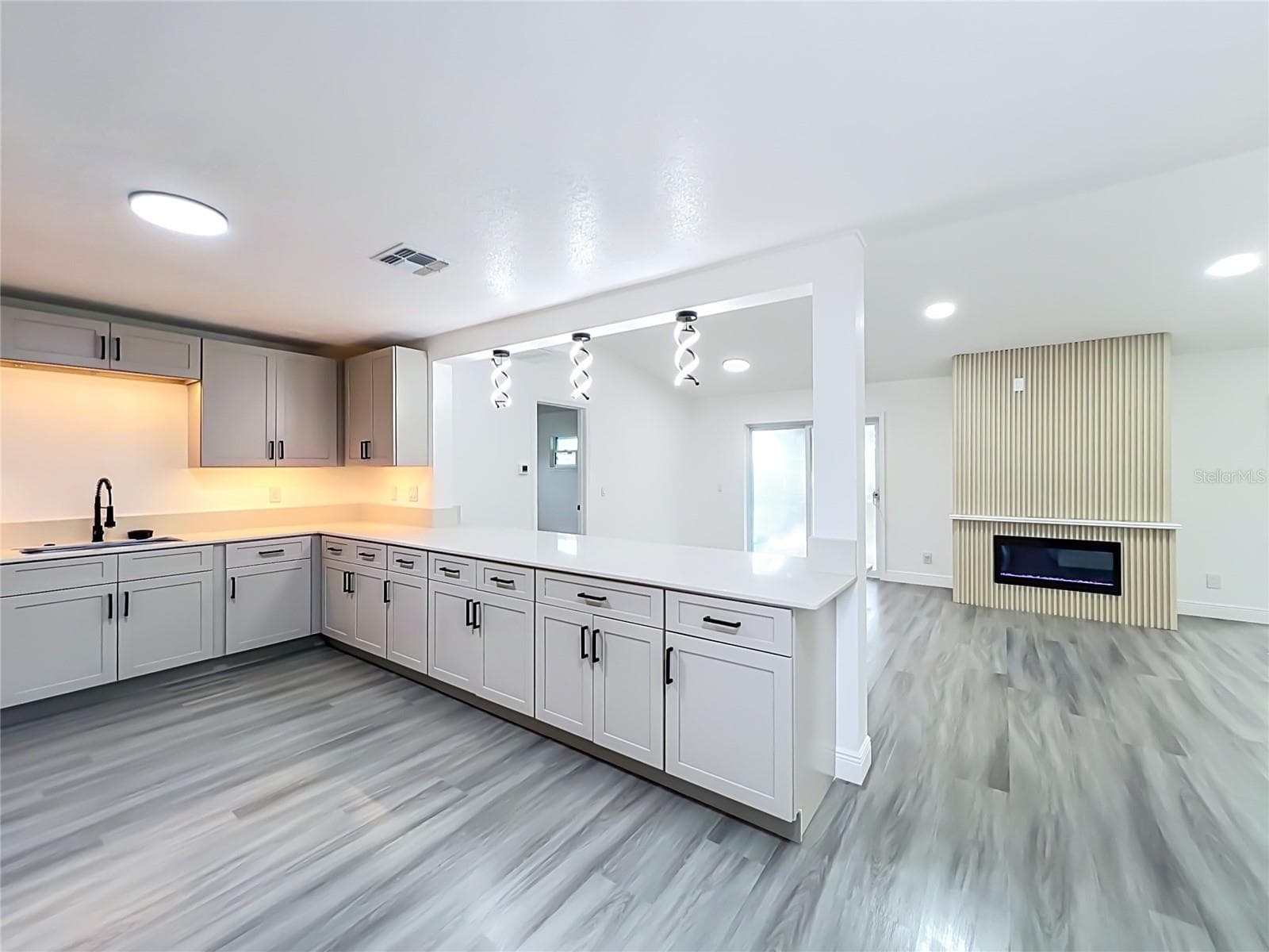 Oversized kitchen peninsula with plenty of counter space and seating! - 5610 SHASTA DR, ORLANDO