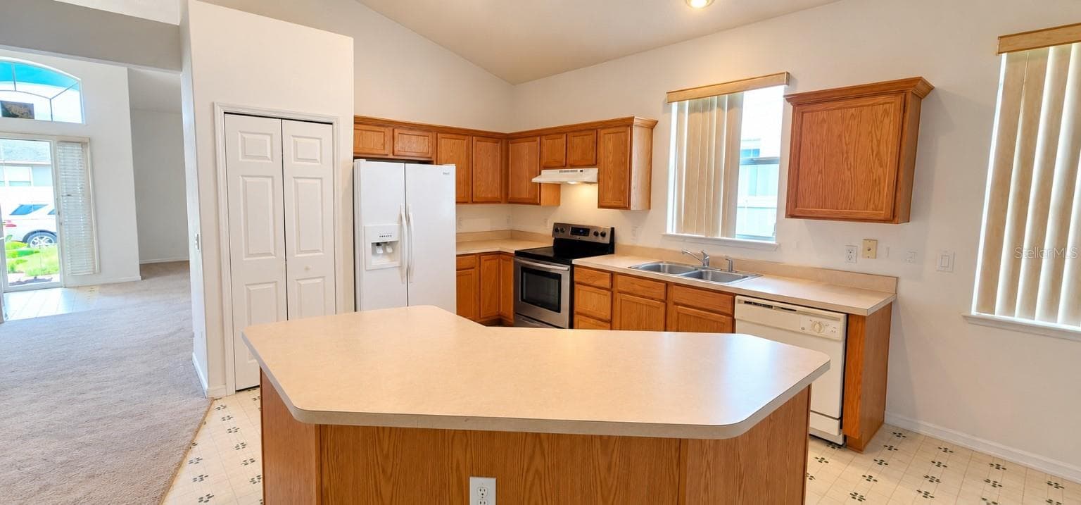 Single Family Residence at 13443 MEADOW BAY LOOP, ORLANDO, photo 5 of 7