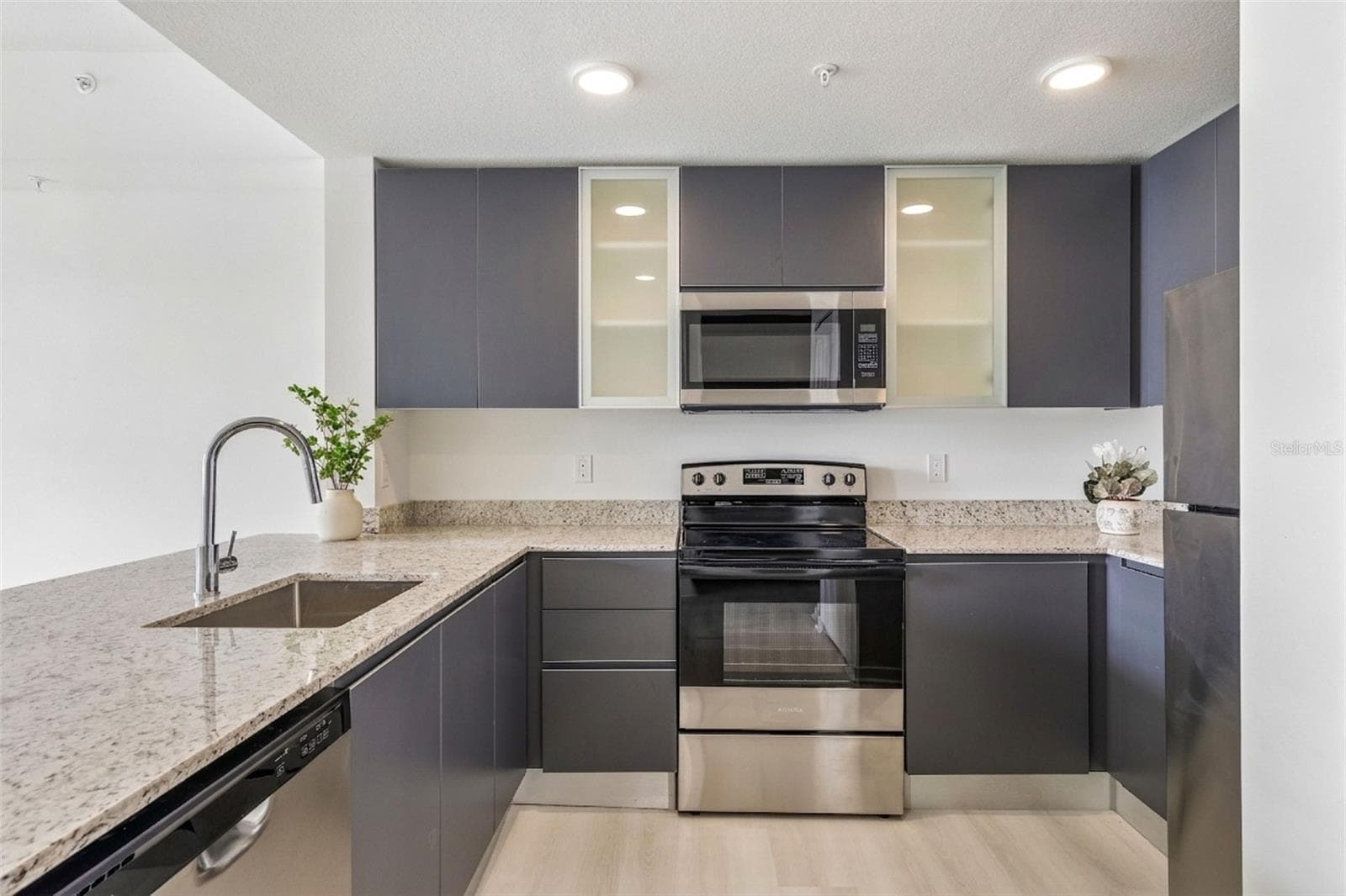 Well-appointed modern kitchen - 5587 MILLENIA PARK BLVD #203, ORLANDO
