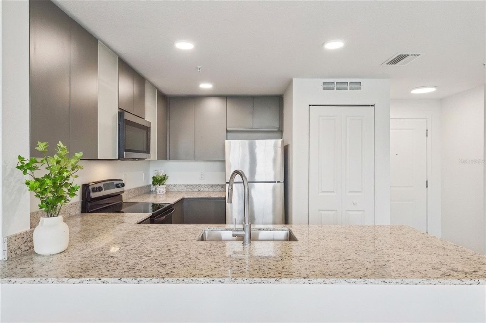Plenty of space for 4 barstools - 5587 MILLENIA PARK BLVD #203, ORLANDO