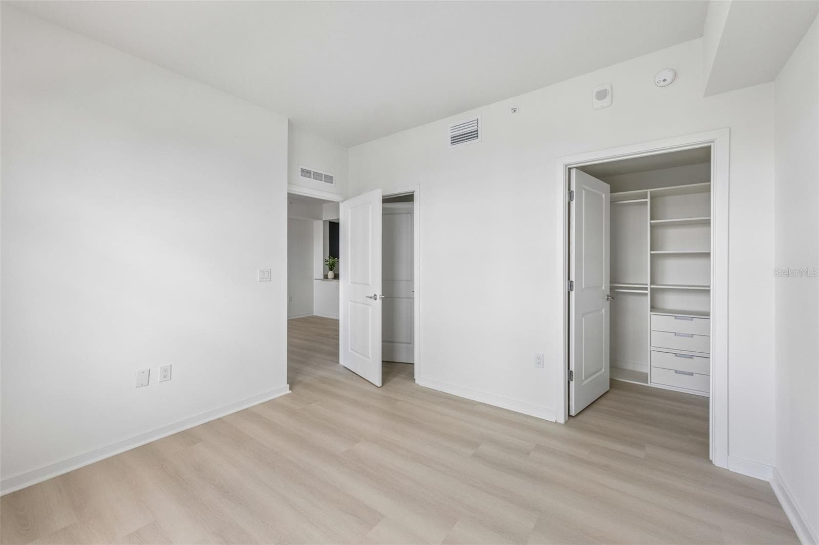 Primary bedroom with built-in closet - 5587 MILLENIA PARK BLVD #203, ORLANDO