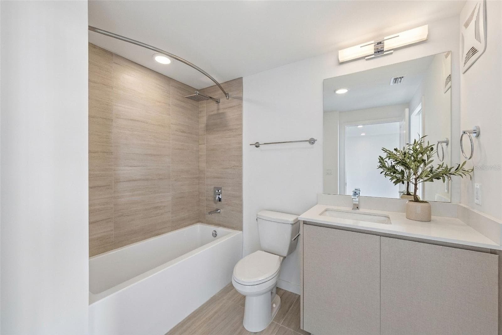 Full bathroom - 5587 MILLENIA PARK BLVD #203, ORLANDO