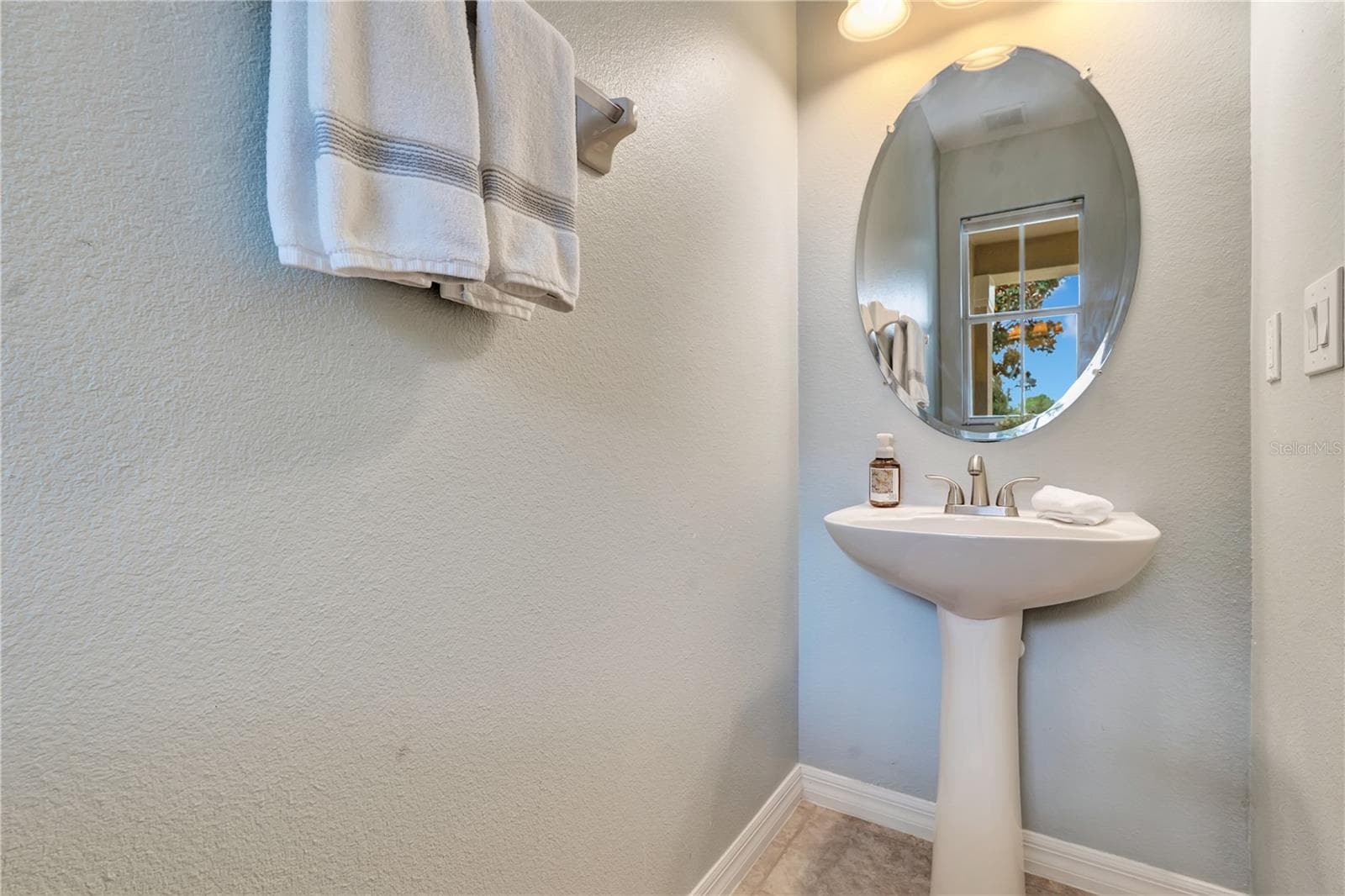 Powder Room - 14169 AVENUE OF THE GRVS, WINTER GARDEN