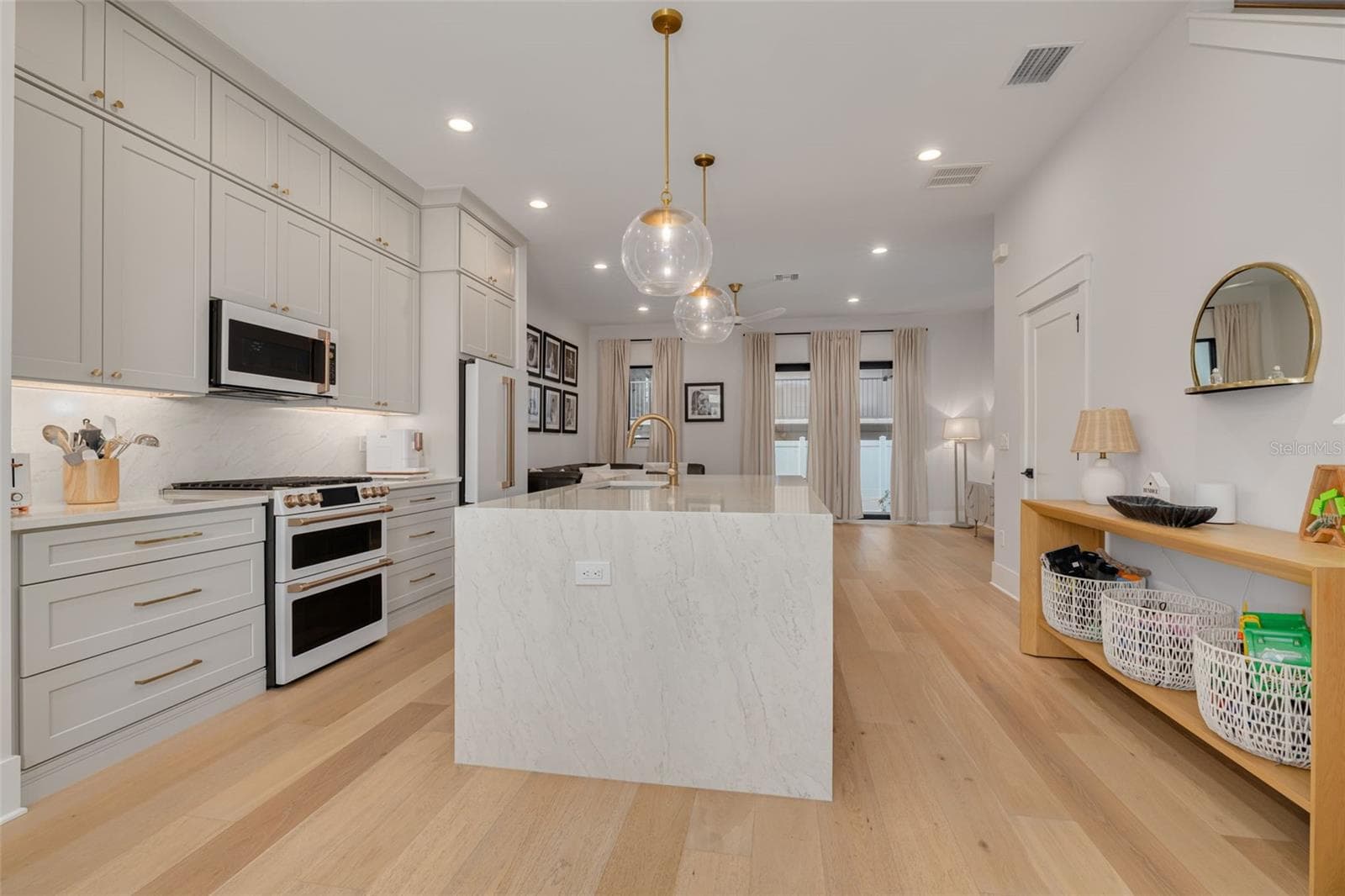 Townhouse at 233 8TH ST N, ST PETERSBURG, photo 3 of 31