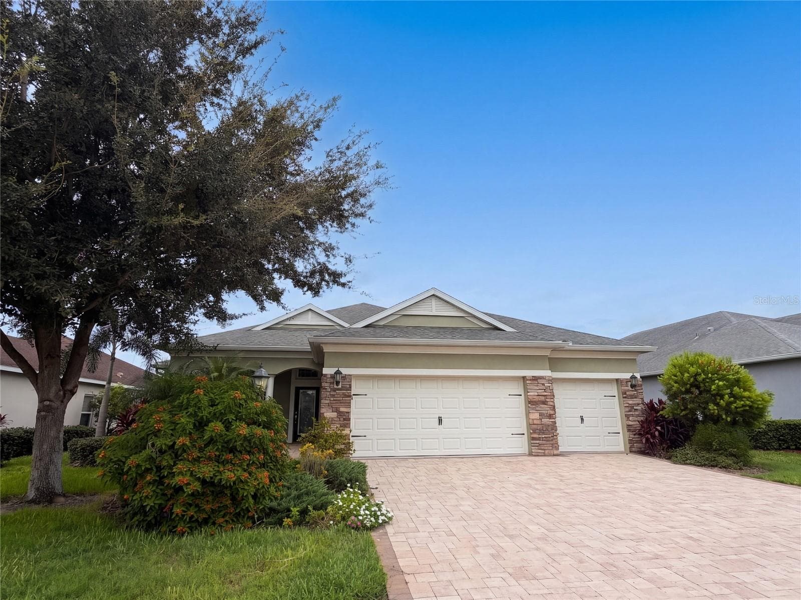 1121 THORNBURY DR